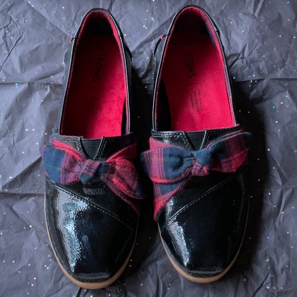 ⚫️🔴 TOMS BLACK PATIENT LEATHER SHOES WITH PLAID BOWS 🔴⚫️ - Picture 7 of 16